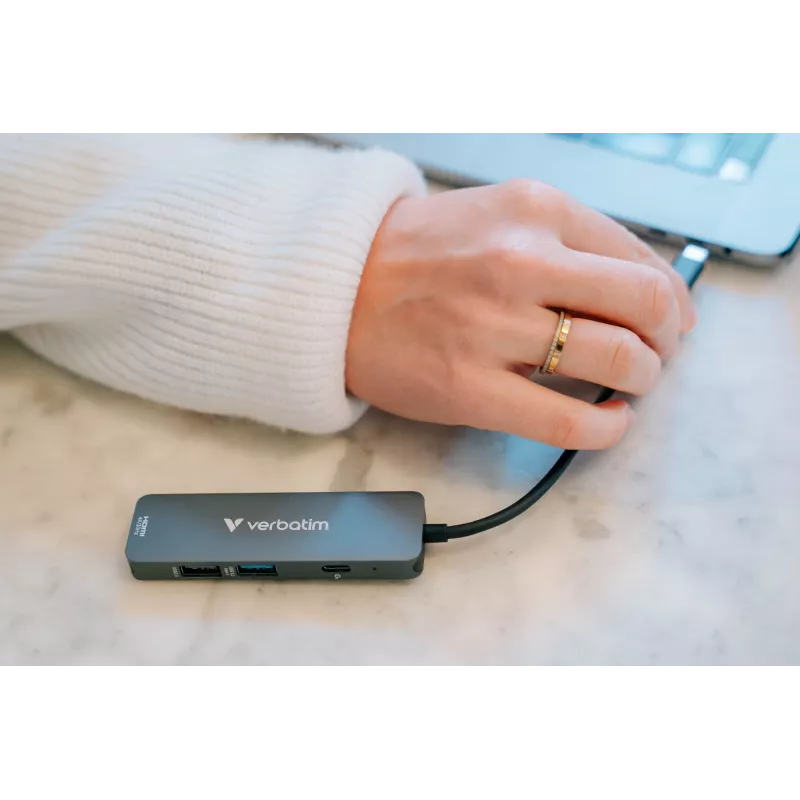 Verbatim USB-C Essentials -multiport-keskitin 4 porttia: HDMI, USB-C PD, USB-A 3.2 Gen 1, USB-A