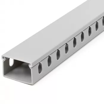 StarTech.com kaapelikanava avoimilla raoilla ja kannella, 38 mm (1-1/2 tuuman) L x 25 mm (1 tuuman) K – 2 m (6,5 ft) pituus – 8 mm (1/4 tuuman) raot, PVC verkkokaapelien piilotus/seinäkaapelikanava, enintään 20 kaapelia, UL-listattu