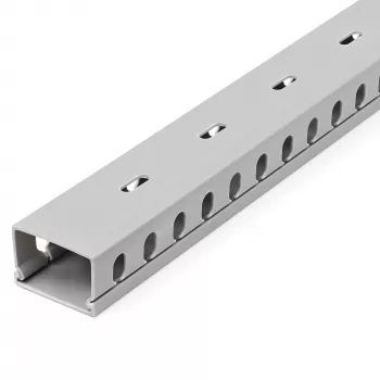 StarTech.com kaapelikanava avoimilla raoilla ja kannella, 38 mm (1-1/2 tuuman) L x 25 mm (1 tuuman) K – 2 m (6,5 ft) pituus – 8 mm (1/4 tuuman) raot, PVC verkkokaapelien piilotus/seinäkaapelikanava, enintään 20 kaapelia, UL-listattu