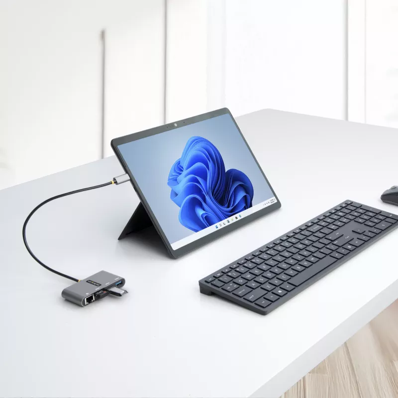 StarTech.com 3-porttinen USB-C-keskitin Ethernetillä - 3x USB-A - gigabit-Ethernet - USB 3.0 5Gbps - väylävirralla toimiva - 1ft/30cm pitkä USB Type-C-isäntäkaapeli - GbE - kannettava USB-C–USB-A-keskitin