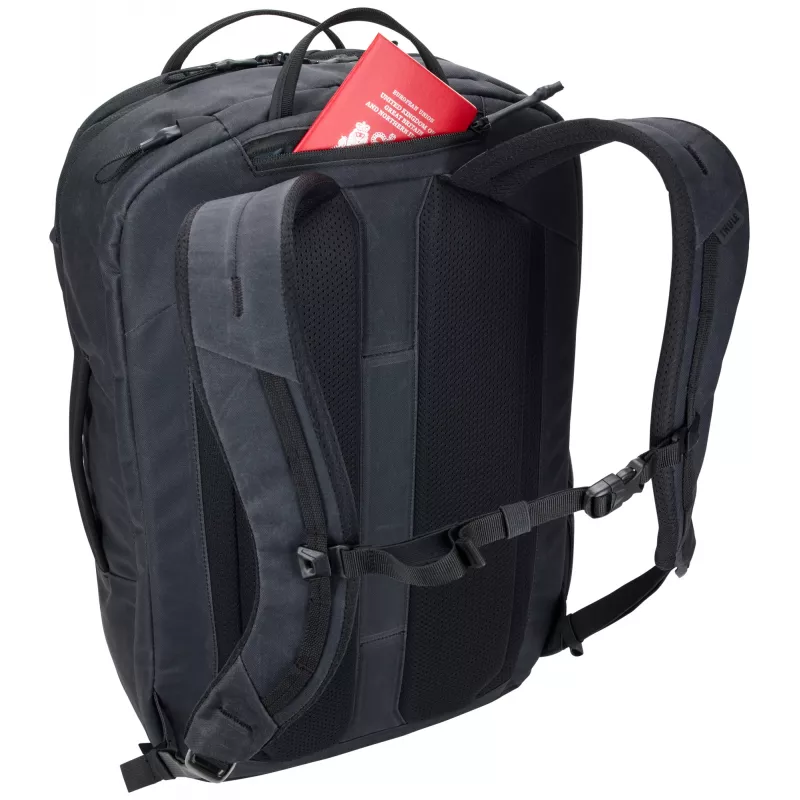 Thule Aion matkareppu 40 L, musta