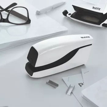 Leitz NeXXt WOW 5566 paristokäyttöinen nitoja, 10 arkkia, etulatausmekanismi, 1 cm, muovi, valkoinen, paristo