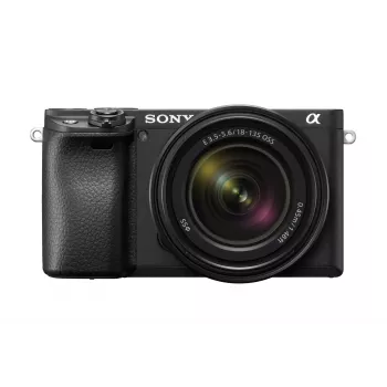 Sony α 6400 + SEL18135 MILC 24,2 MP CMOS 6000 x 4000 pikseliä musta