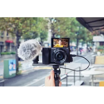 Sony α 6400 + SEL18135 MILC 24,2 MP CMOS 6000 x 4000 pikseliä musta