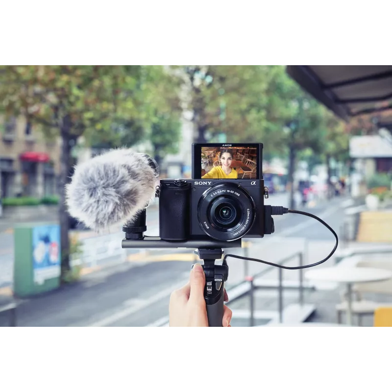 Sony α 6400 + SEL18135 MILC 24,2 MP CMOS 6000 x 4000 pikseliä musta
