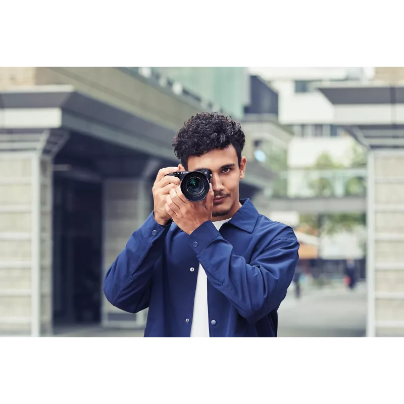Sony α 6400 + SEL18135 MILC 24,2 MP CMOS 6000 x 4000 pikseliä musta