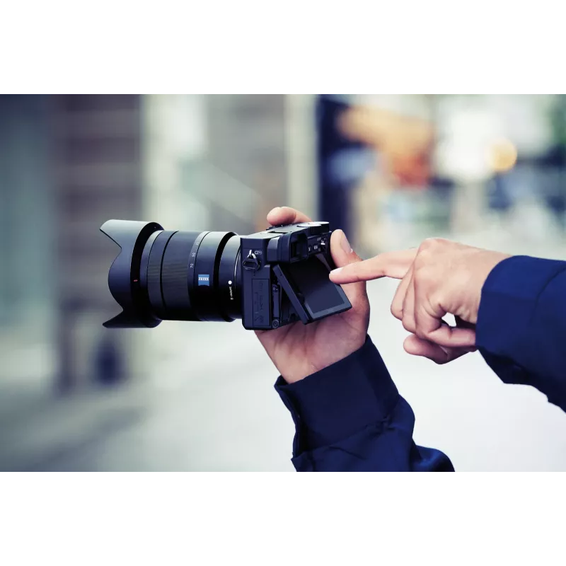 Sony α 6400 + SEL18135 MILC 24,2 MP CMOS 6000 x 4000 pikseliä musta