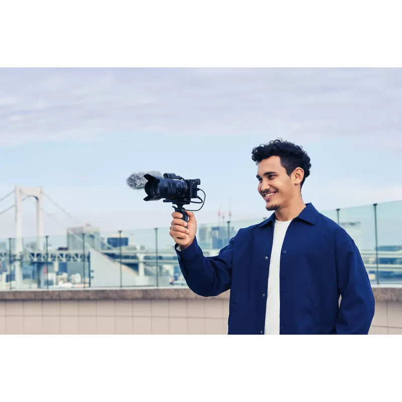 Sony α 6400 + SEL18135 MILC 24,2 MP CMOS 6000 x 4000 pikseliä musta