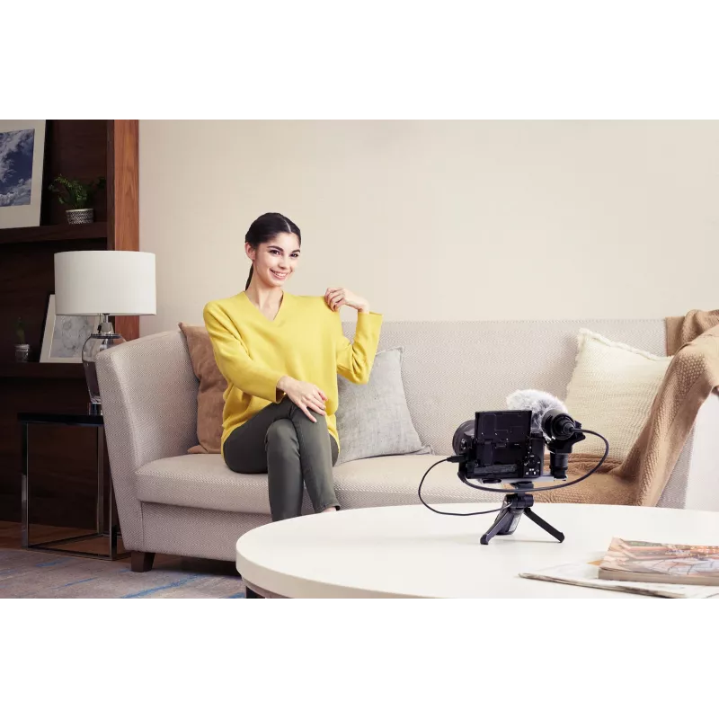Sony α 6400 + SEL18135 MILC 24,2 MP CMOS 6000 x 4000 pikseliä musta