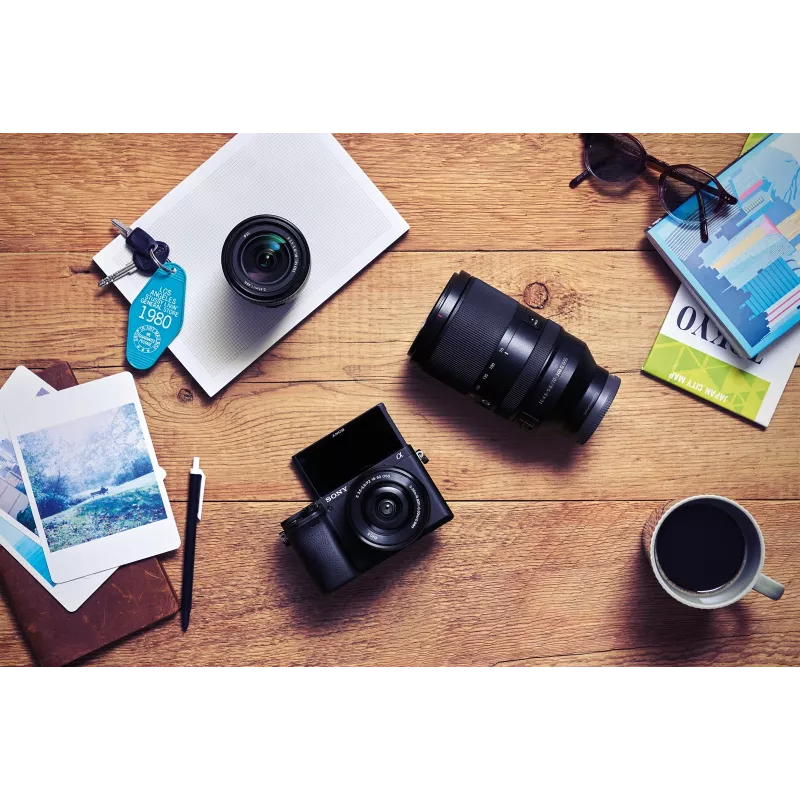 Sony α 6400 + SEL18135 MILC 24,2 MP CMOS 6000 x 4000 pikseliä musta