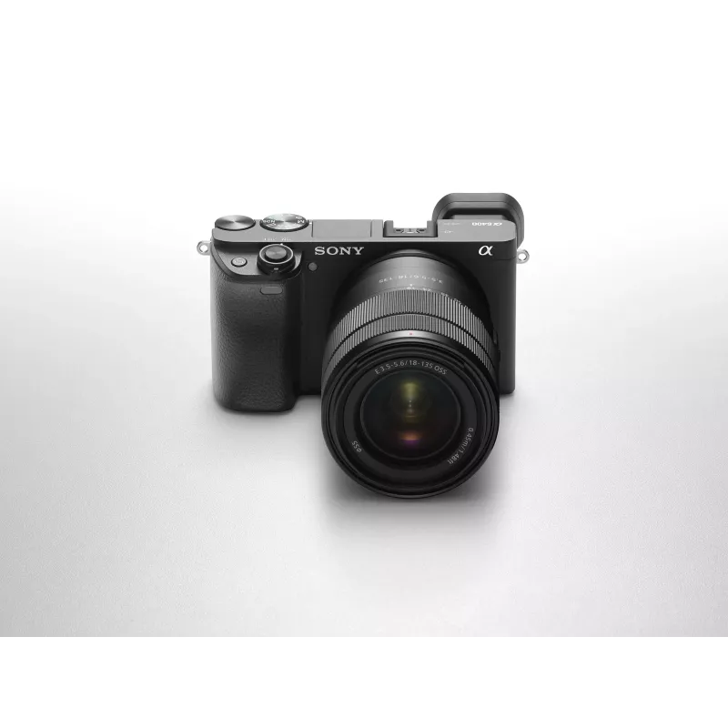 Sony α 6400 + SEL18135 MILC 24,2 MP CMOS 6000 x 4000 pikseliä musta