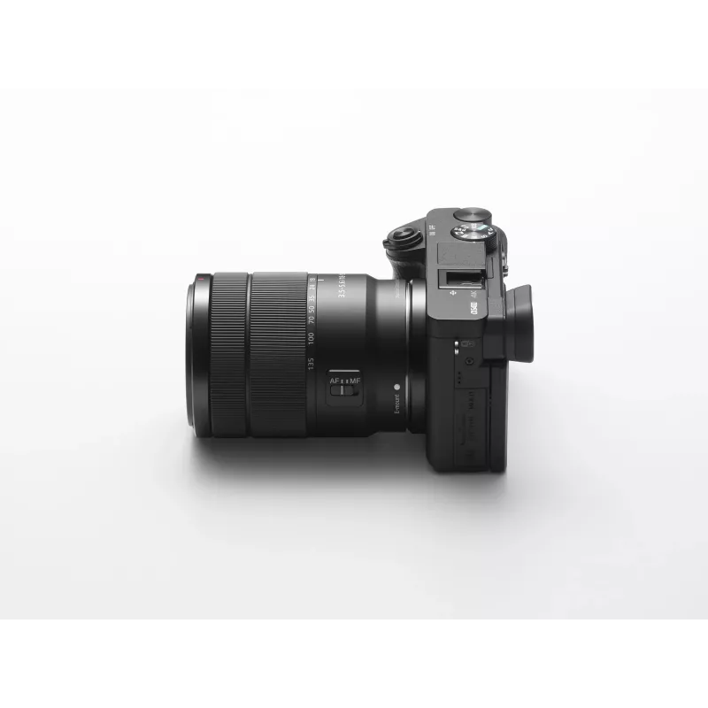 Sony α 6400 + SEL18135 MILC 24,2 MP CMOS 6000 x 4000 pikseliä musta