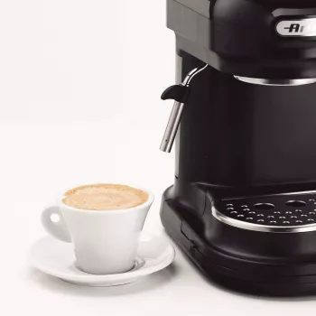 Ariete 1318 Moderna espressokeitin integroidulla kahvimyllyllä, kahvipavuille ja jauhetulle kahville, maidonvaahdotin cappuccinolle, 1 ja 2 kupin suodatin, 1080 W, 800 ml, musta
