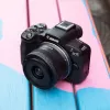 Canon EOS R50 mallistojärjestelmäkamera-sarja RF-S 18-45mm- ja RF 75-300mm-objektiiveilla