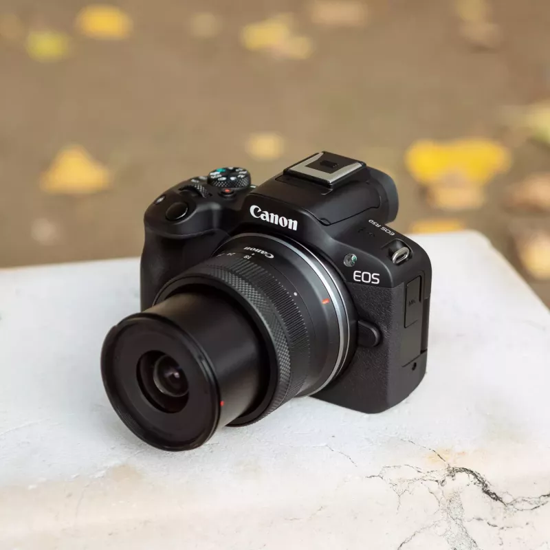 Canon EOS R50 mallistojärjestelmäkamera-sarja RF-S 18-45mm- ja RF 75-300mm-objektiiveilla