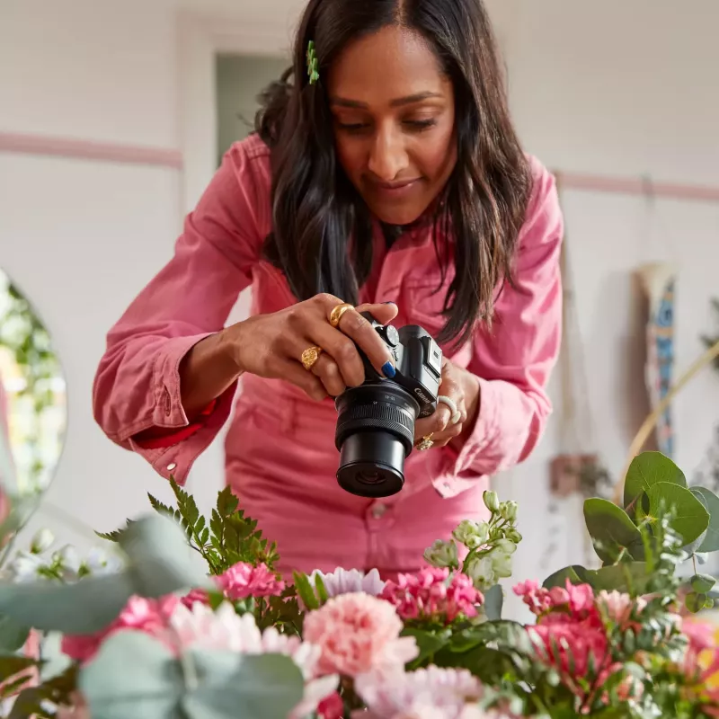 Canon EOS R50 mallistojärjestelmäkamera-sarja RF-S 18-45mm- ja RF 75-300mm-objektiiveilla