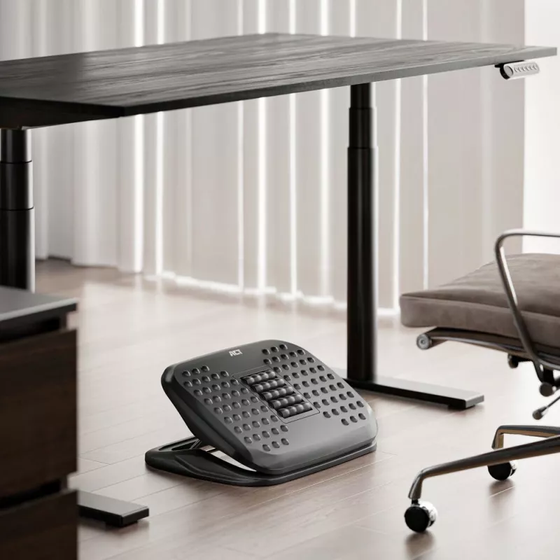 ACT ergonominen korkeussäädettävä jalkatuki hierontarullilla