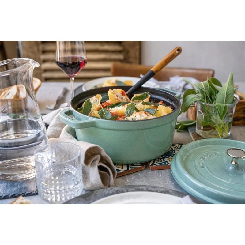 Staub pyöreä valurautainen patapata 5,2 L, minttu – La Cocotte 26 cm