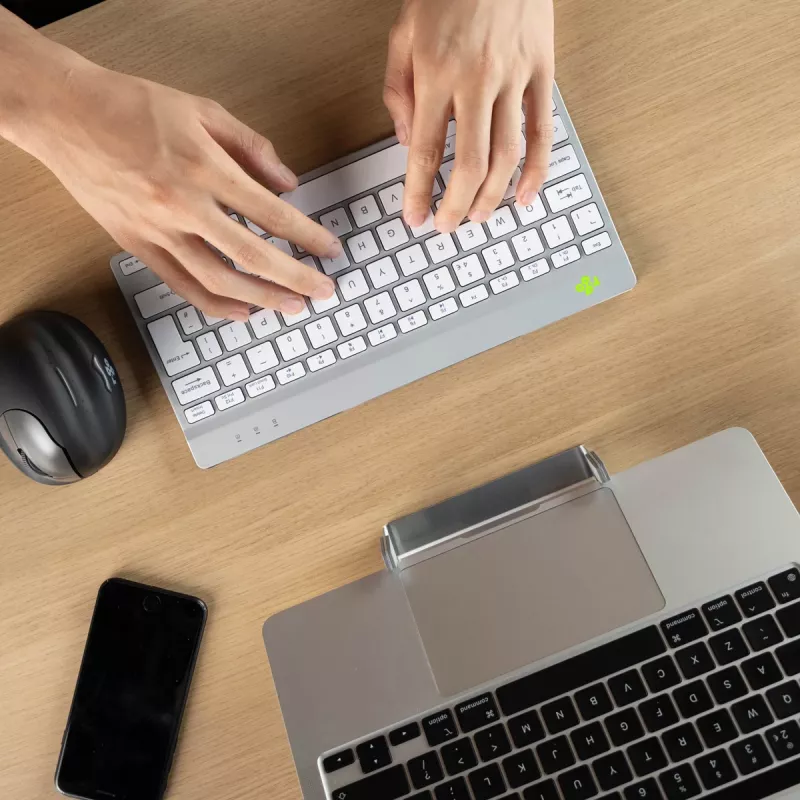 R-Go Tools ergonominen näppäimistö R-Go Compact Break, kompakti näppäimistö tauko-ohjelmistolla, QWERTZ (CH), Bluetooth, valkoinen