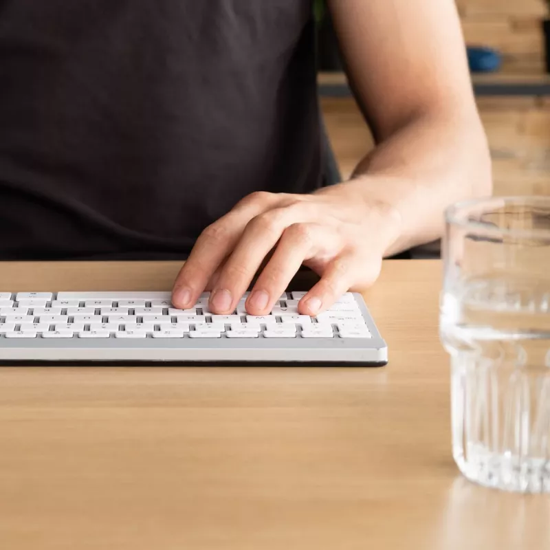 R-Go Tools ergonominen näppäimistö R-Go Compact Break, kompakti näppäimistö tauko-ohjelmistolla, QWERTZ (CH), Bluetooth, valkoinen