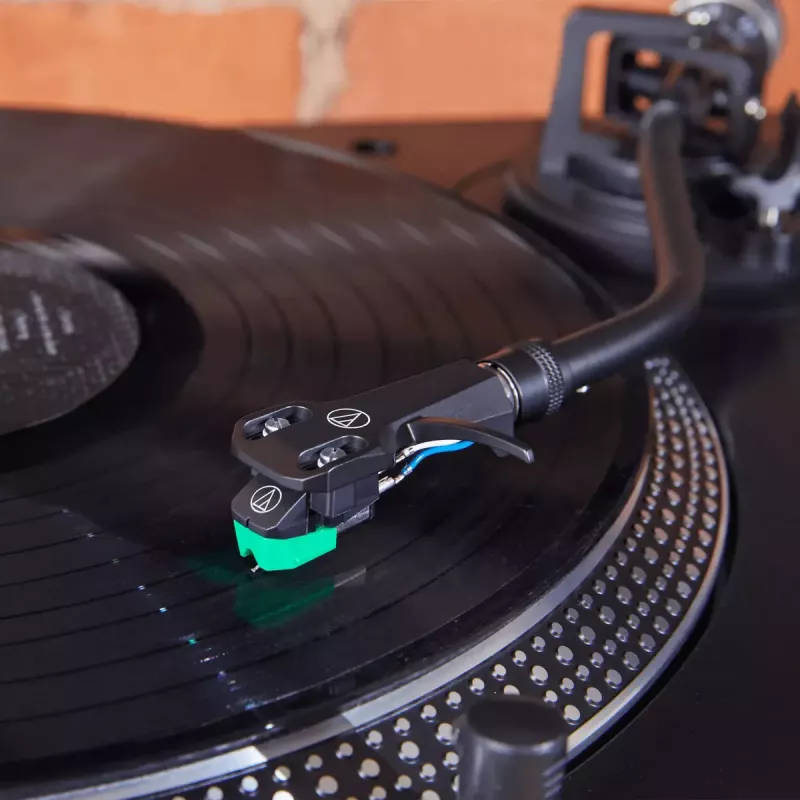 Audio-Technica AT-VM95E/H äänirasia AT-HS6BK headshellillä esiasennettuna (musta/vihreä)