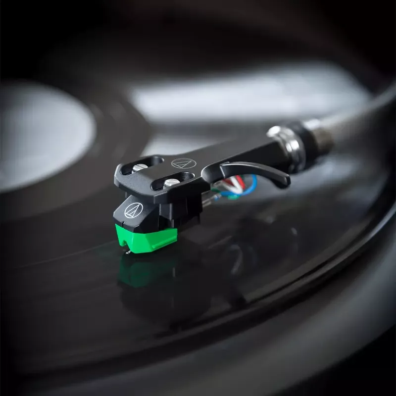 Audio-Technica AT-VM95E/H äänirasia AT-HS6BK headshellillä esiasennettuna (musta/vihreä)