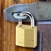Matkalaukkulukko MASTER LOCK 20 mm leveä riippulukko massiivisella messinkirungolla