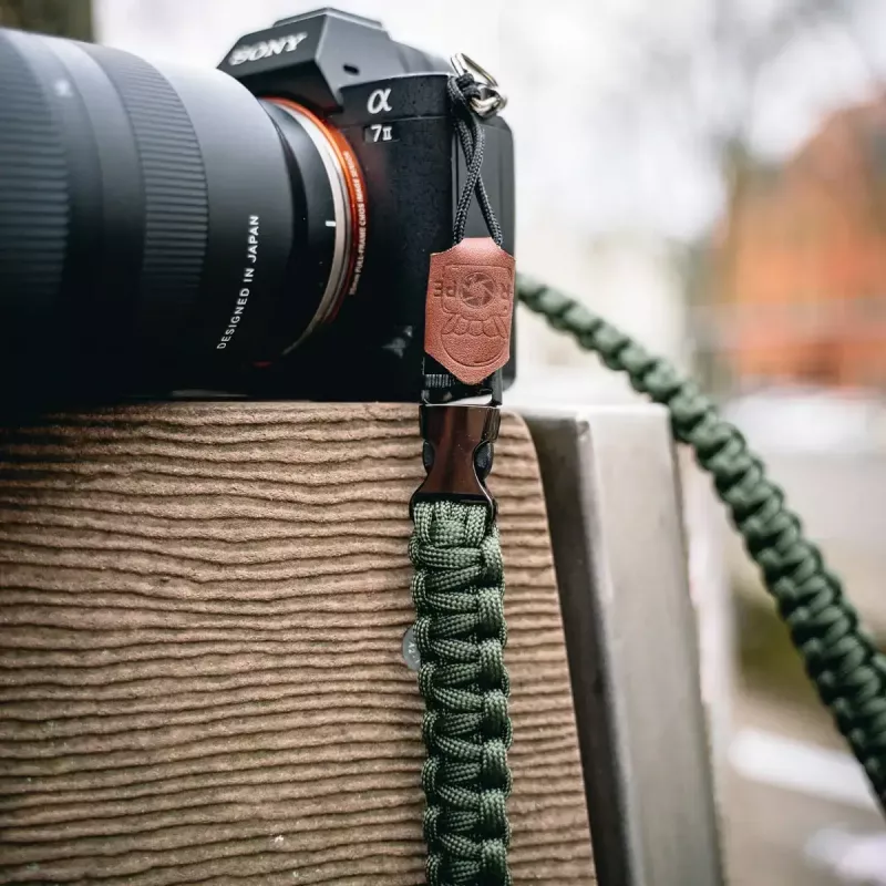 C-ROPE Traveler Paracord -kameranhihna, 100 cm, Red Dots