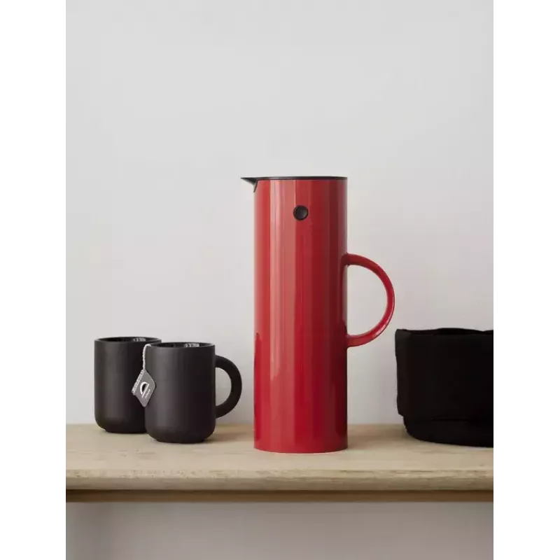 Termoskannu Stelton EM77 1L punainen retkeily päivittäiseen käyttöön