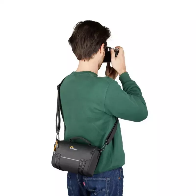 Vyölaukku Lowepro Adventura SH 160 III musta olkahihna
