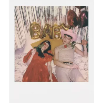 Pikakamera POLAROID Now Gen 3 keltainen — malli 9158, analoginen pikakamera, sisäänrakennettu salama