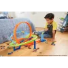 Hot Wheels Action Loop Cyclone Challenge -ratasarja 1:64-mittakaavan leikkiautolla, helppo säilytys
