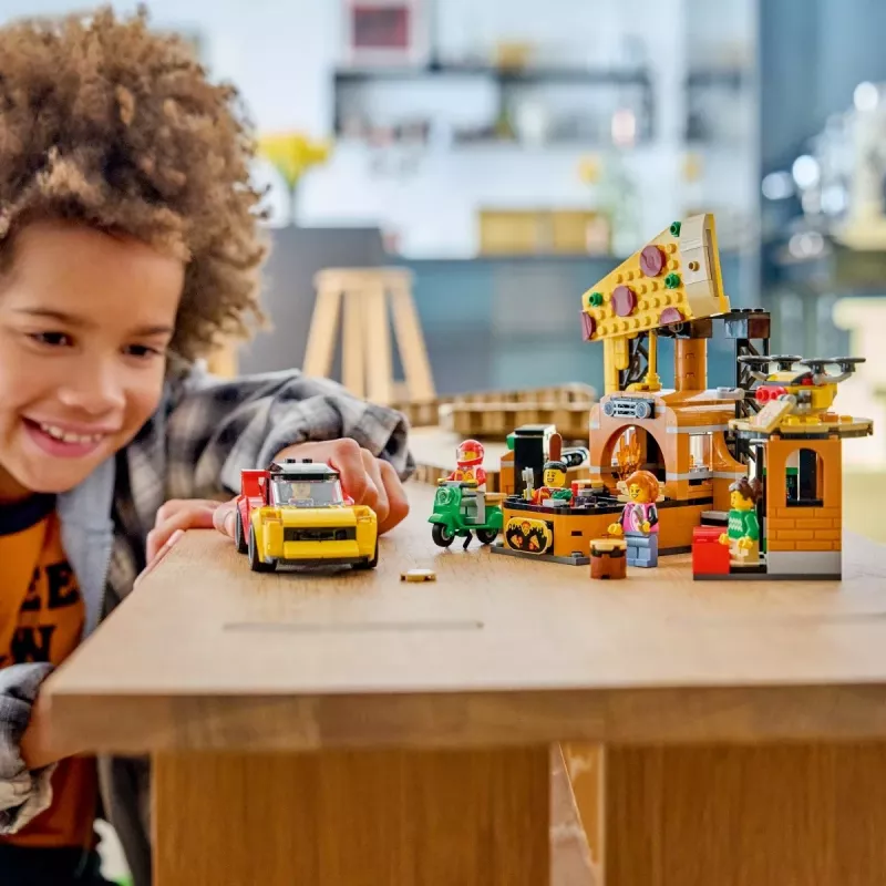 LEGO City 60496 Pizzan kotinkuljetus ajoneuvoilla (494 osaa)