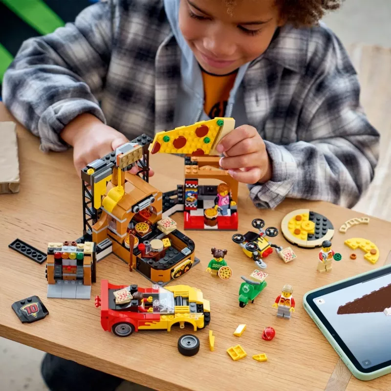 LEGO City 60496 Pizzan kotinkuljetus ajoneuvoilla (494 osaa)