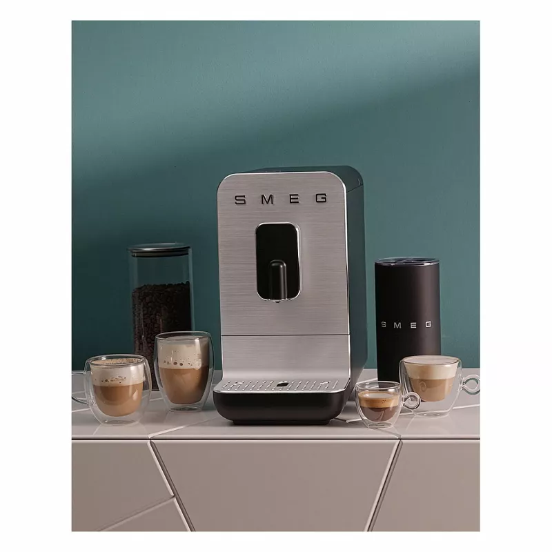 SMEG BCC11BLMEU kahviautomaatti höyrytoiminnolla, mattamusta