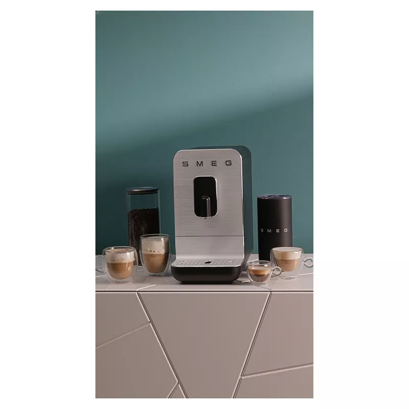 SMEG BCC11BLMEU kahviautomaatti höyrytoiminnolla, mattamusta