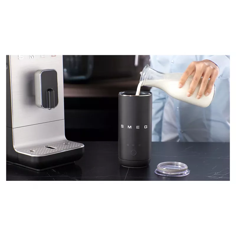 SMEG BCC11BLMEU kahviautomaatti höyrytoiminnolla, mattamusta