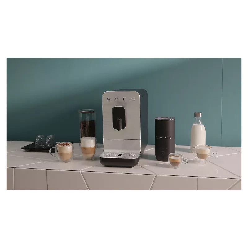 SMEG BCC11BLMEU kahviautomaatti höyrytoiminnolla, mattamusta