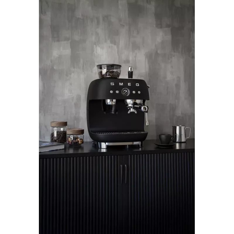 Smeg EGF03BLMEU espressokone myllyllä, 1650 W, musta