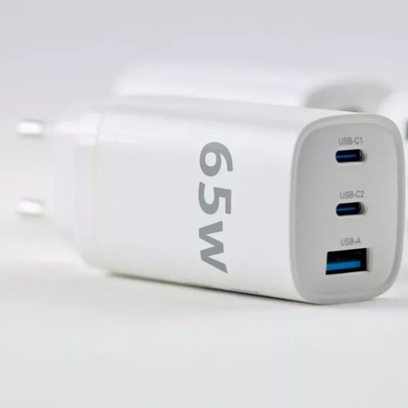 Evelatus 65W Max pikapikalaturi EU USB-C1/USB-C1/USB-A valkoinen