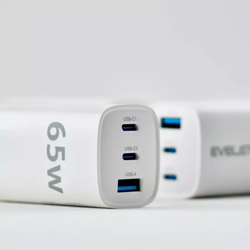 Evelatus 65W Max pikapikalaturi UK USB-C1/USB-C1/USB-A valkoinen