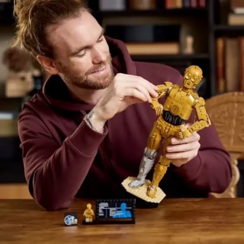 LEGO rakennettava figuuri Star Wars C-3PO malli 75398 — 1 138 osaa, 380 mm keräilykappale