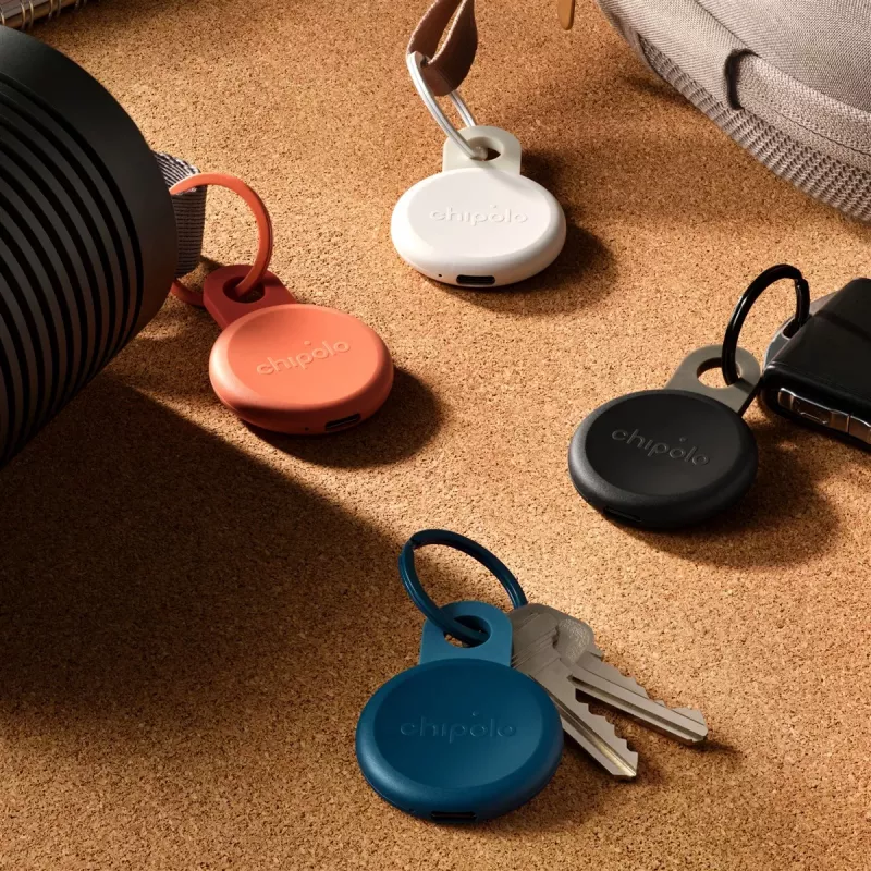 Chipolo LOOP – ladattava Bluetooth-paikannin silikonilenkillä iOS- ja Android-laitteille, 4 kpl:n pakkaus (Charcoal, Chalk, Navy, Coral)