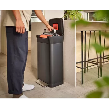 Joseph Joseph Titan 30L musta jätteenpuristin