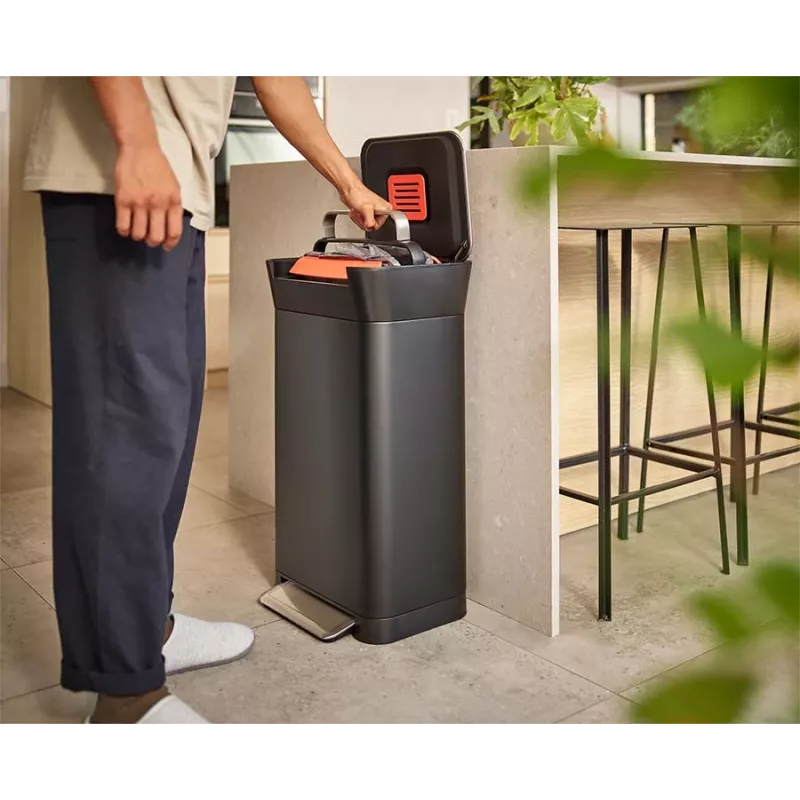 Joseph Joseph Titan 30L musta jätteenpuristin