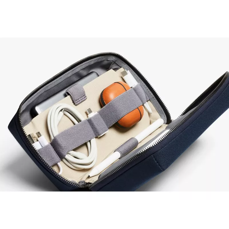 Bellroy Tech Kit - mobiilitarvikkeiden järjestäjä (navy)