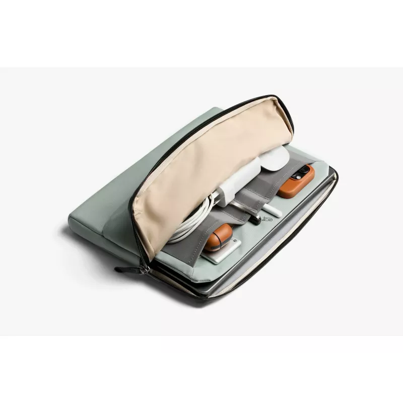 Bellroy Laptop Caddy 16 - kannettavan tietokoneen laukku 16 inch kannettaville tarviketaskuilla (Eukalyptus)