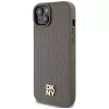 DKNY DKHMP15SPSHRPSW iPhone 15 / 14 / 13 6,1 inch hardcase ruskea nahkajäljitelmä metallilogo MagSafe
