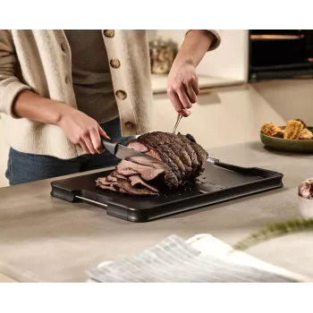 Joseph Joseph Cut&Carve Plus suuri musta leikkuulauta integroiduilla lihapidikepiikeillä