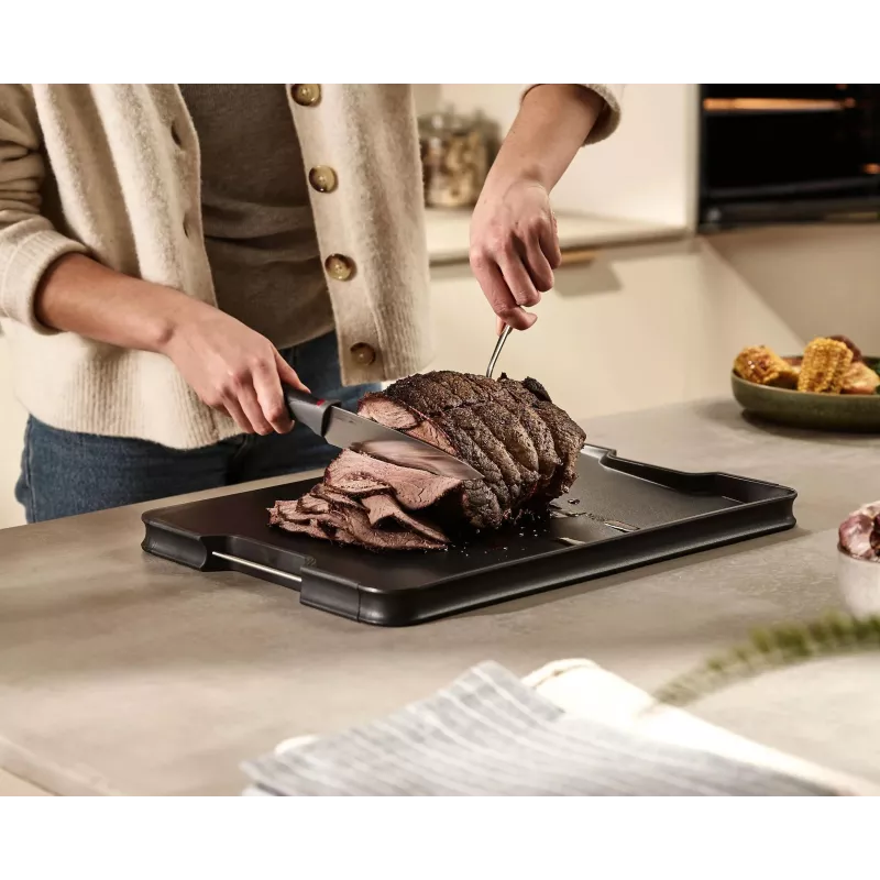 Joseph Joseph Cut&Carve Plus suuri musta leikkuulauta integroiduilla lihanpitopiikeillä